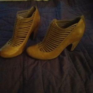 CUTE TAN ANKLE BOOTS